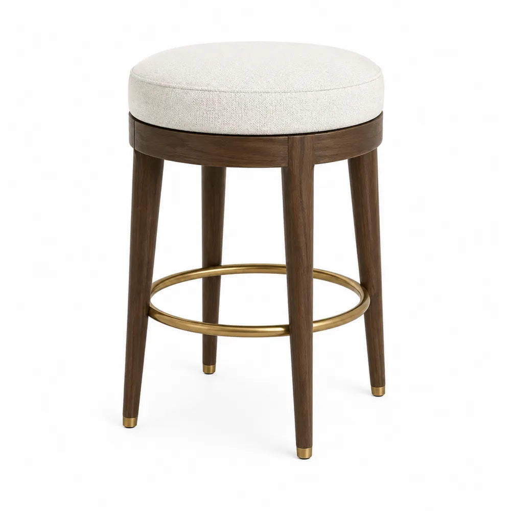 Taburete de bar beige con estructura de madera y anillo metálico dorado