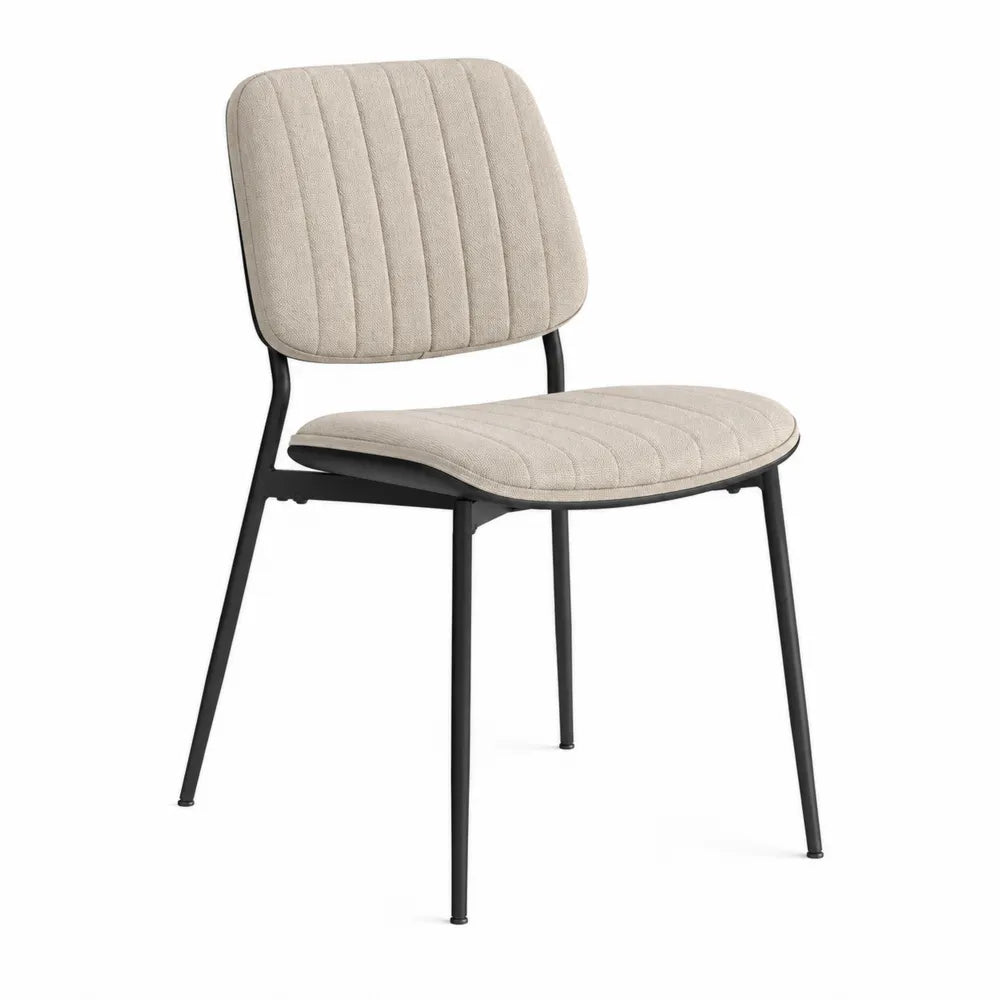 Silla de comedor beige con estructura de acero y tapizado en poliéster
