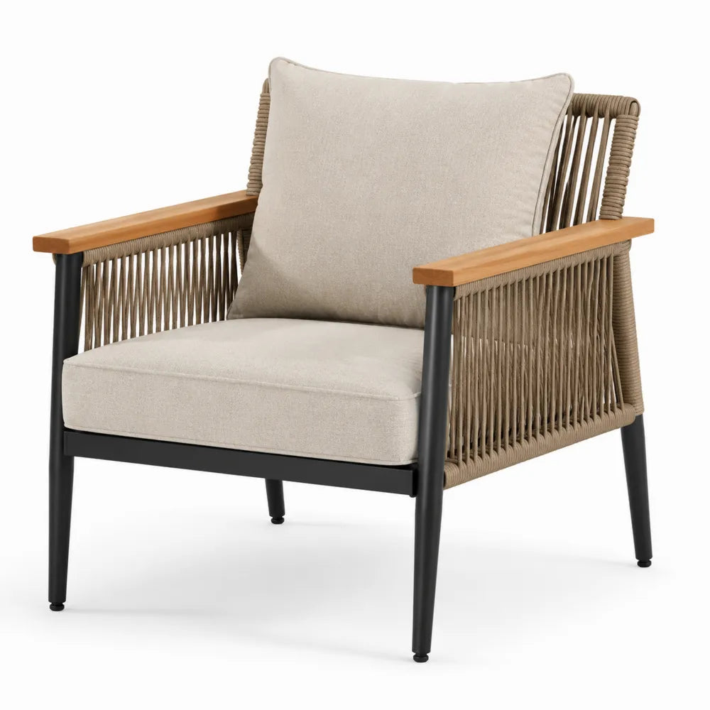 Silla de exterior con brazos de madera y cuerda beige
