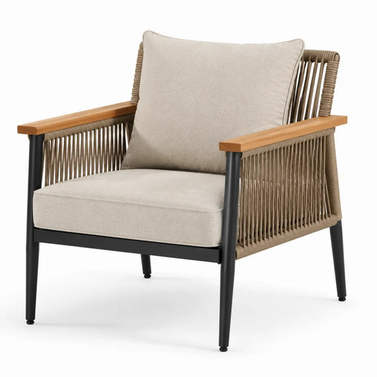 Silla de exterior con brazos de madera y cuerda beige