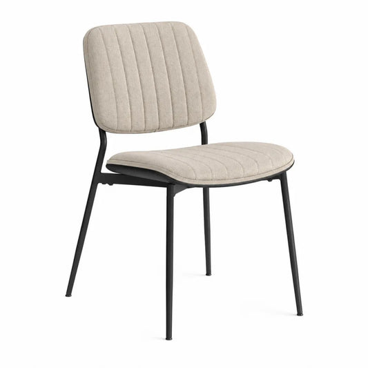 Silla de comedor beige con estructura de acero y tapizado en poliéster