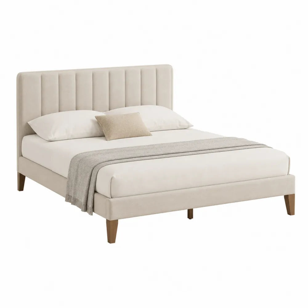 Cama tapizada en microfibra de color crema con patas de madera