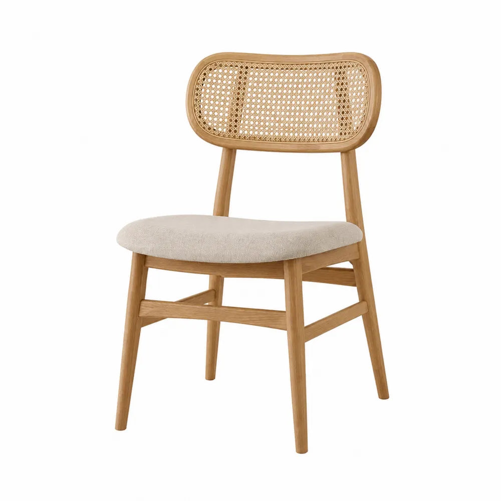 Silla de madera con respaldo de ratán y asiento beige