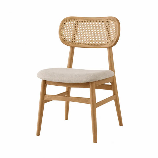 Silla de madera con respaldo de ratán y asiento beige