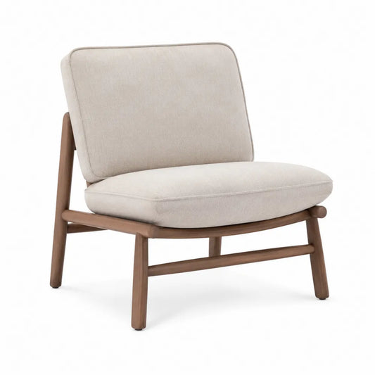 Silla de madera con tapizado de tela beige