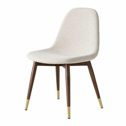 Silla de madera, bouclé blanca con detalles dorados